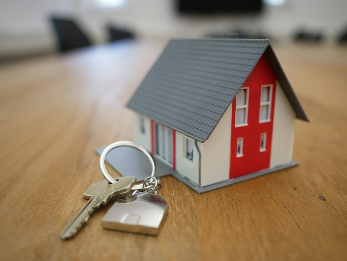 Maquette de maison et clés posées sur une table