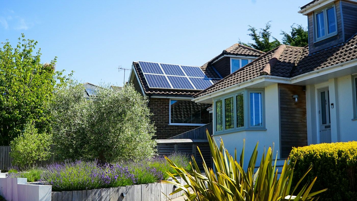Maison équipée de panneaux solaires sur le toit