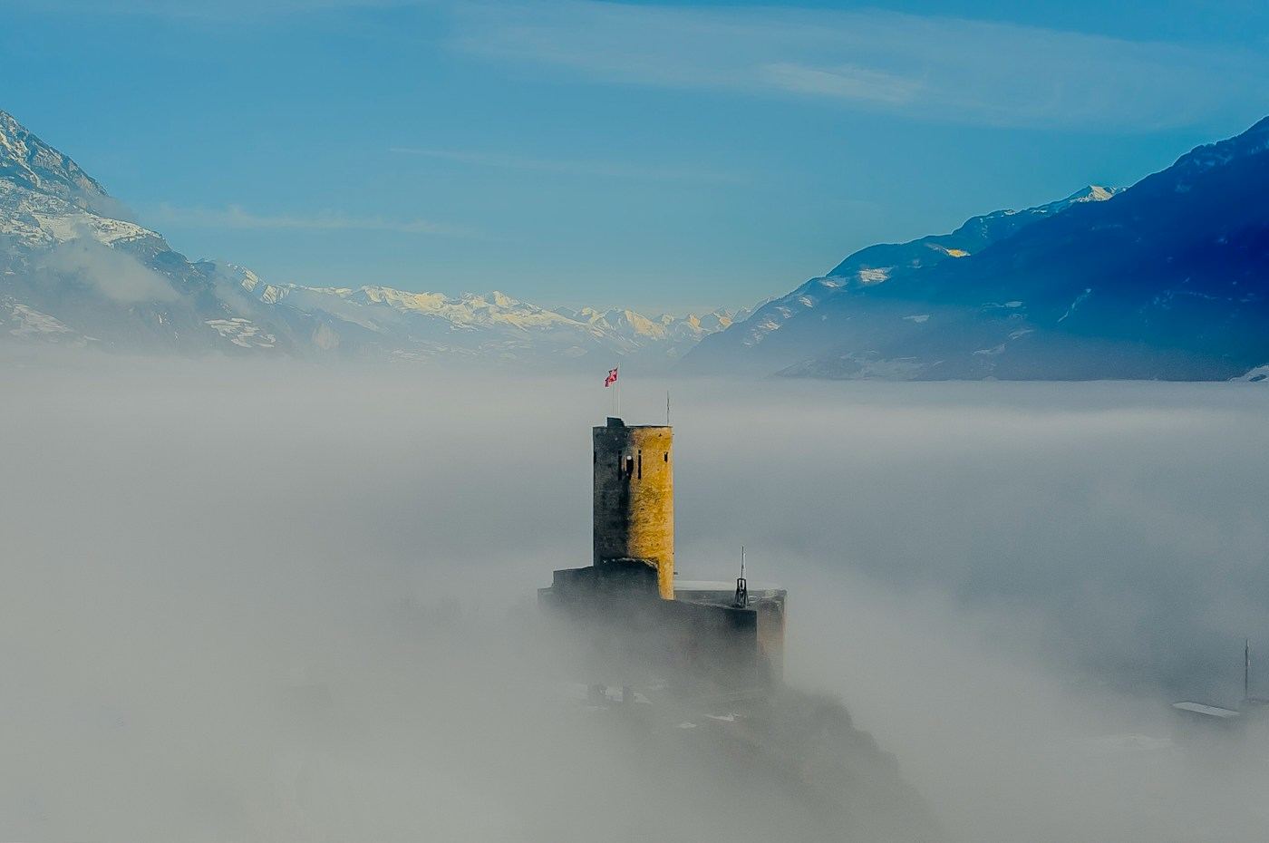 La tour de la Bâtiaz à Martigny, siège de Laura Immo, au-dessus de la plaine du Rhône