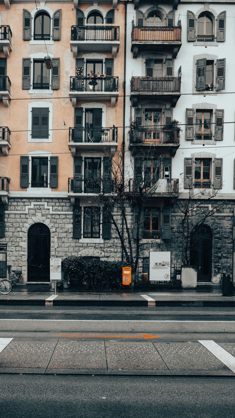Façade d'un immeuble locatif avec balcons