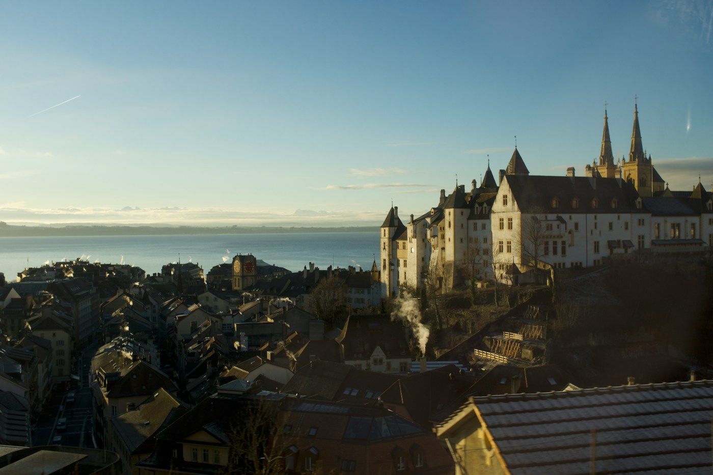 Le château et la collégiale de Neuchâtel au-dessus du lac